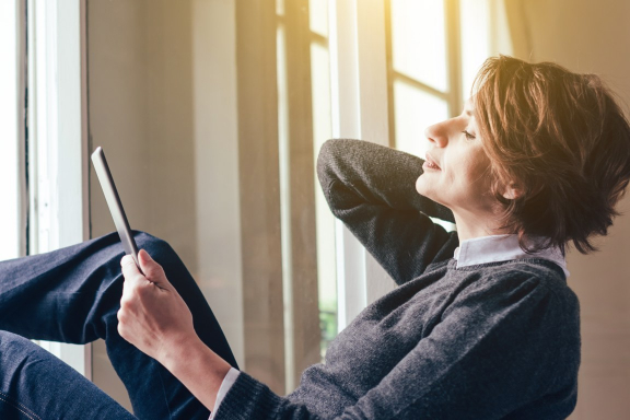 reading ipad | DG | 576x384